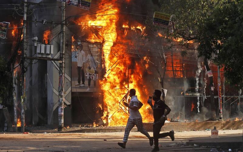 BANGLADESH HINDUS -संतों का आक्रोश: ‘सरकार आदेश दे तो हम बांग्लादेश कूच कर जाएं’