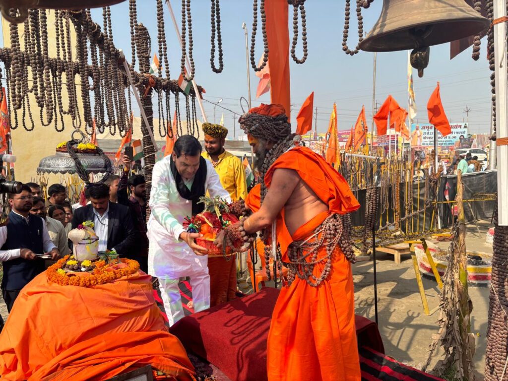 Mahakumbh2025- मंत्री एके शर्मा ने लिया मौनी महाराज का आशीर्वाद, कहा-रुद्राक्ष के 12 दिव्य ज्योतिर्लिंग सभी के लिए प्रेरणा के स्रोत”