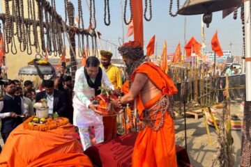 Mahakumbh2025- मंत्री एके शर्मा ने लिया मौनी महाराज का आशीर्वाद, कहा-रुद्राक्ष के 12 दिव्य ज्योतिर्लिंग सभी के लिए प्रेरणा के स्रोत”